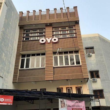 Oyo 1053安吉林家庭旅馆 棉兰 外观 照片